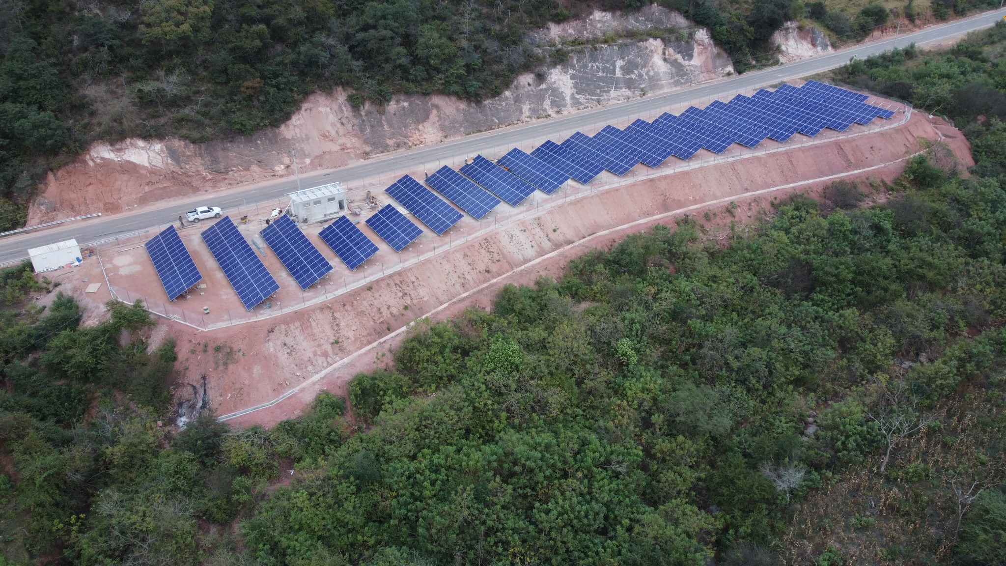 Vista aérea de una planta fotovoltaica terminada